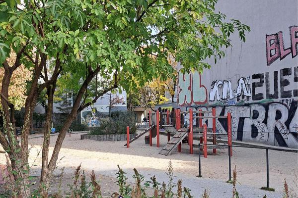 Spielplatz in Baulücke, Berlin
